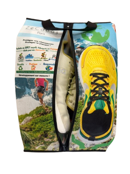 Pochette rPET ouverte avec chaussure de running